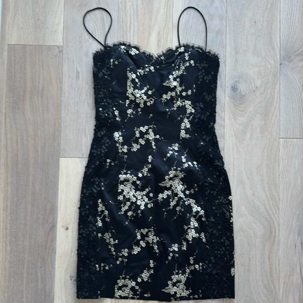 Beautiful Dina Bar-el mini dress! ✨ Black with floral print and sequins.